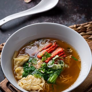 Bah Mee Keaw Nam Moo Daeng